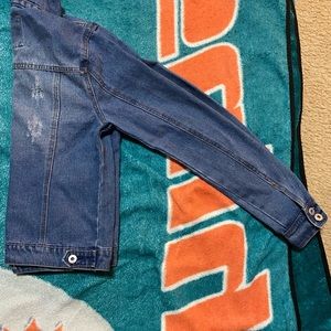 I’m selling a nice jacket it has never been worn so I hope you like it.